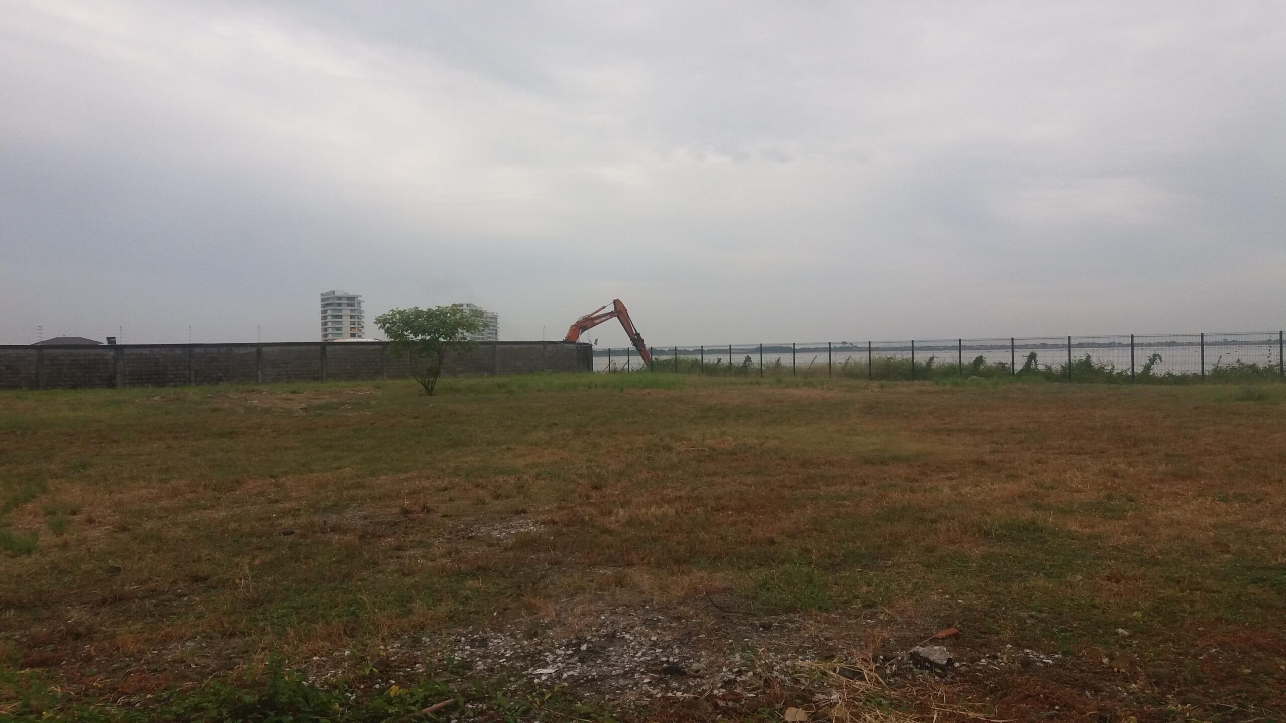 Urbanización privada, sitio privilegiado, vista al río Babahoyo, seguridad permanente, capacidad para 4 familias, áreas verdes, área social